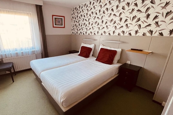 Comfort Double or Twin Room, Garden View | Meja, ruang kerja komputer riba, Wi-fi percuma
