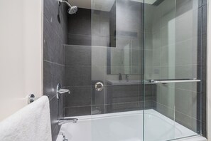 Shower, hair dryer, towels, soap - Chic Stay in the Heart of LA (Los Angeles)