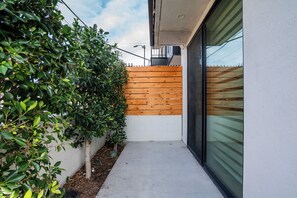 Exterior detail - Chic Stay in the Heart of LA (Los Angeles)