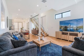 Smart TV - Chic Stay in the Heart of LA (Los Angeles)