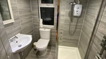 Regadera, toallas, jabón, papel de baño