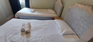 4 habitaciones, wifi gratis y ropa de cama