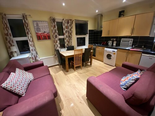 4 Bedroom\ 2 Bathroom Apartment - 5 mins to tube station