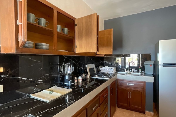 CafetiĂšre/bouilloire, batterie de cuisine, vaisselle et ustensiles