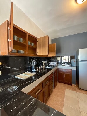 Coffee/tea maker, cookware/dishes/utensils, spices, lobster pot - Serenity Apartment (Loreto)