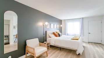 1 Schlafzimmer, Schreibtisch, Bettwäsche