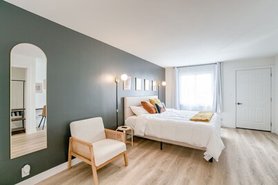 5 min. to Lincoln's top attractions. King-size bed, kitchenette & outdoor space