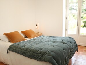 Tabla de planchar con plancha, internet y ropa de cama 