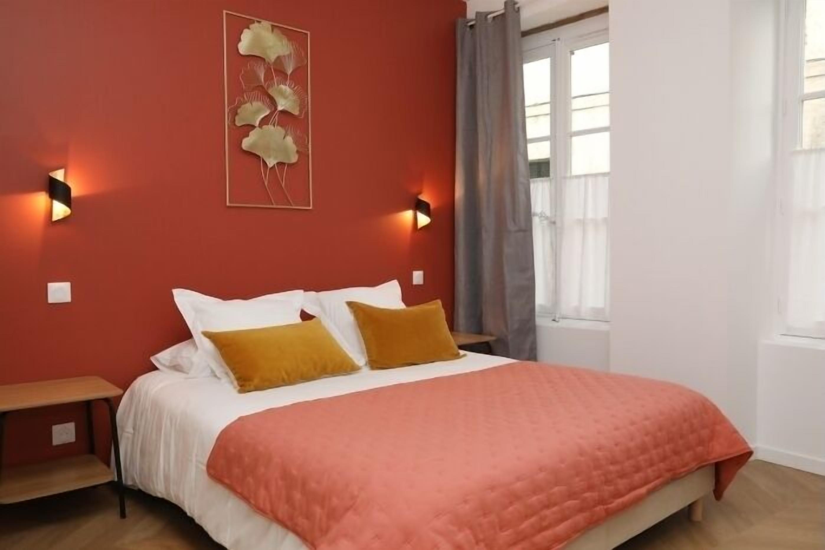 Iron/ironing board, internet, bed sheets