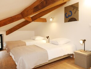 Fer et planche Ă repasser, accĂšs Internet, draps fournis