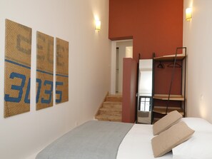 Tabla de planchar con plancha, internet y ropa de cama 