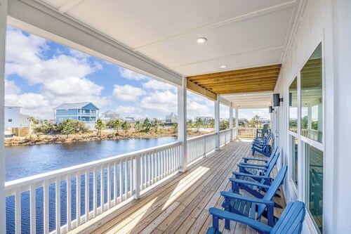 New Luxury Home - Private Heated Pool, Dogs Welcome, Quiet Beach