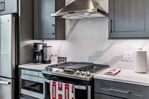 Frigorifero, microonde, forno, piano cottura