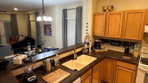 ثلاجة، ميكروويف، فرن، موقد طهي مسطح