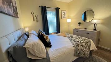 2 slaapkamers, een bureau, een strijkplank/strijkijzer, gratis wifi