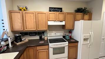 Een koelkast, een magnetron, een oven, een kookplaat