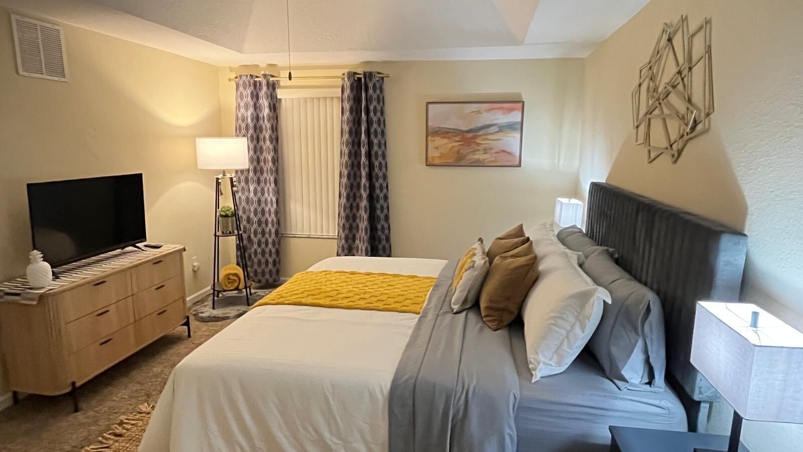 2 slaapkamers, een bureau, een strijkplank/strijkijzer, gratis wifi