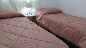 2 habitaciones, tabla de planchar con plancha, wifi y ropa de cama