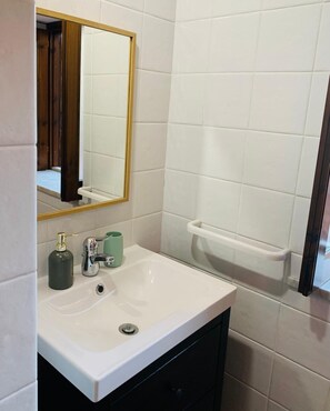 Secador de cabelo, toalhas de banho, sabonete, papel higiênico