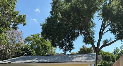 Charming cottage in fabulous Bradenton with AC, WiFi