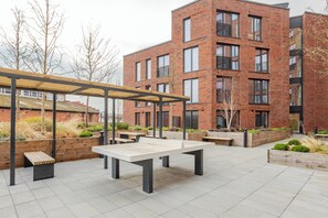 Outdoor dining - Springwell Gardens, Leeds (Holbeck)