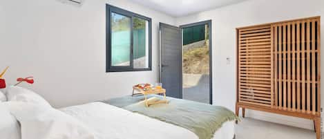 3 bedrooms, desk, iron/ironing board, travel crib