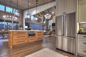 Fridge, microwave, oven, stovetop - Creekside Mountain Manor|Luxury|Pool|Creek Access (Epworth)