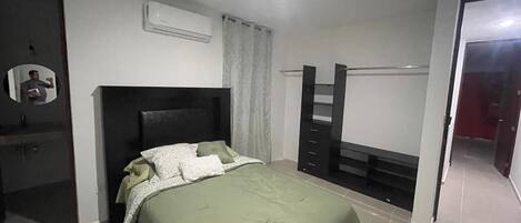 3 slaapkamers, een strijkplank/strijkijzer, wifi, beddengoed