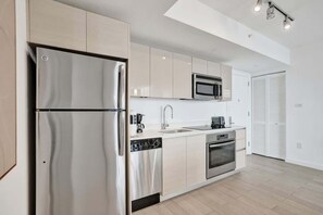 Réfrigérateur, four à micro-ondes, un four, surface de cuisson