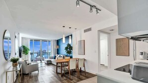 Eine moderne Wohnung mit Essbereich, Küche und Wohnzimmer.