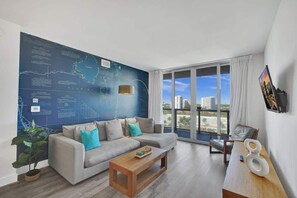 TV - Stylish 2 BDR Condo Resort Near Beach 1210 (Hallandale Beach)