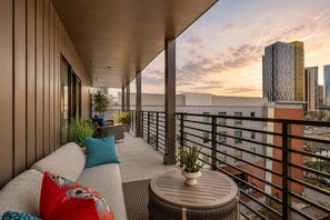 Terrace/patio - Hyve Vibe | Walk to Broadway! (Nashville)