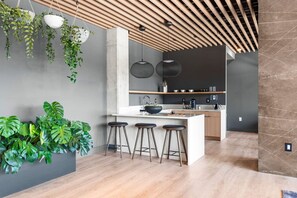 Kühlschrank, Mikrowelle, Ofen, Herdplatte