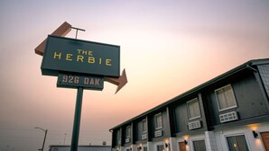 A sign for 'The Herbie' with an arrow pointing to the right. - 5 min. to Lincoln's top attractions. King-size bed, kitchenette & outdoor space (Lincoln)
