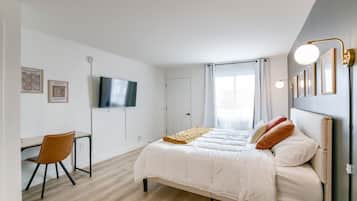 1 Schlafzimmer, Schreibtisch, Bettwäsche