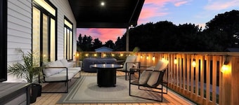 Cliff Side Beach House (Private Beach)