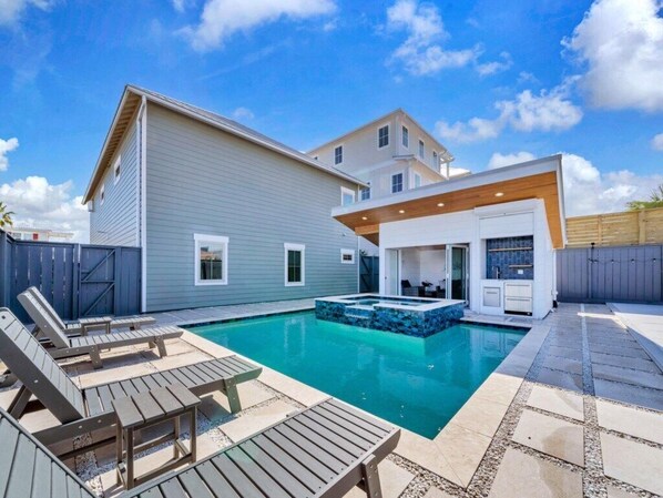 Een verwarmd zwembad