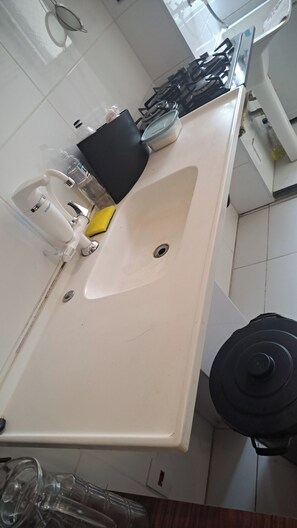 Secador de cabelo, toalhas de banho, sabonete, papel higiênico