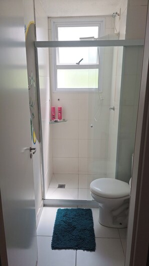 Secador de cabelo, toalhas de banho, sabonete, papel higiênico