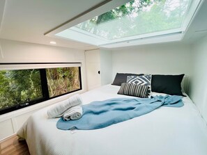 1 dormitorio, tabla de planchar con plancha, wifi y ropa de cama