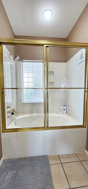 Shower, jetted tub, hair dryer, bidet - Paradise Quarters Walk-in Suite at the Legacy at Thousand Hills! Great Rates! (Branson)