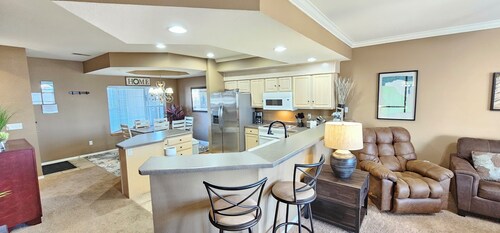 Paradise Quarters Walk-in Suite at the Legacy at Thousand Hills! Great Rates!