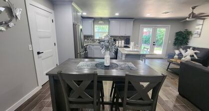 Spacious 4-bdr house in charming Del City with AC, WiFi and 9 min of Tinker AFB