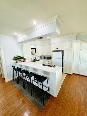 Kylskåp, mikrovågsugn, ugn och spishäll