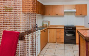 Fridge, oven, stovetop, coffee/tea maker