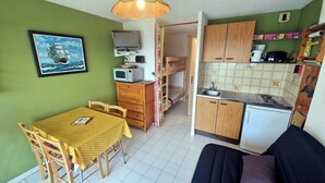 A compact living space with a dining area, kitchenette, and a sofa. - Two-room flat, Le Grau du Roi (Le Grau-du-Roi)
