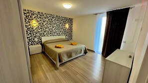 1 slaapkamer, een strijkplank/strijkijzer, wifi, beddengoed