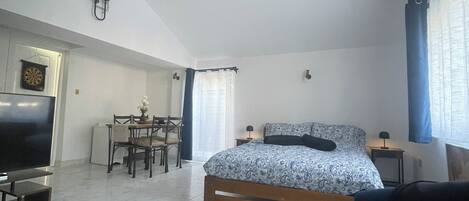 1 chambre, fer et planche à repasser, lit parapluie, Wi-Fi gratuit