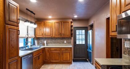 Spacious historic 4-bedroom house in marvelous Des Moines with AC, WiFi