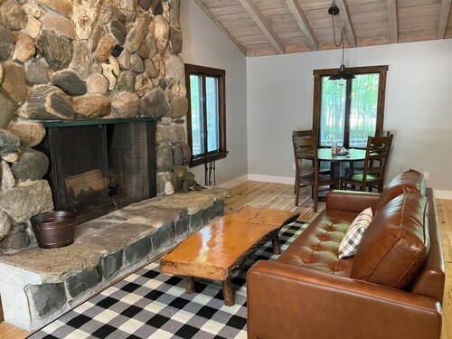 Lone Eagle Lodge
Cozy 3-bedroom cabin, located on Sand Point near Caseville, MI